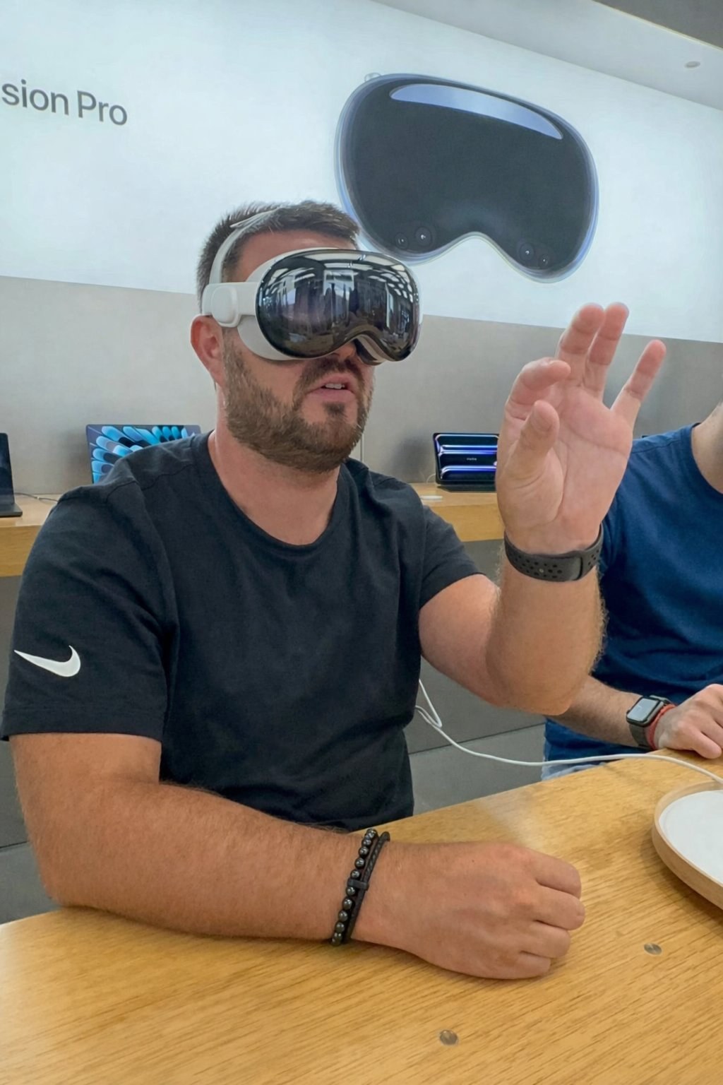 Thomas Dutrieux testant l'Apple Vision Pro