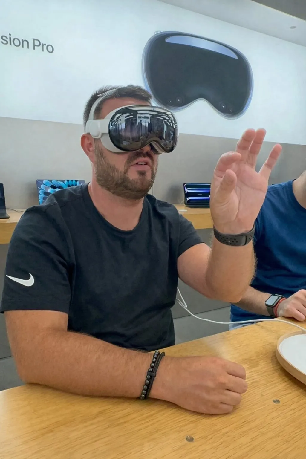 Thomas Dutrieux testant l'Apple Vision Pro