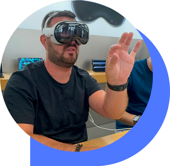 Thomas Dutrieux avec un Apple Vision Pro sur la tête